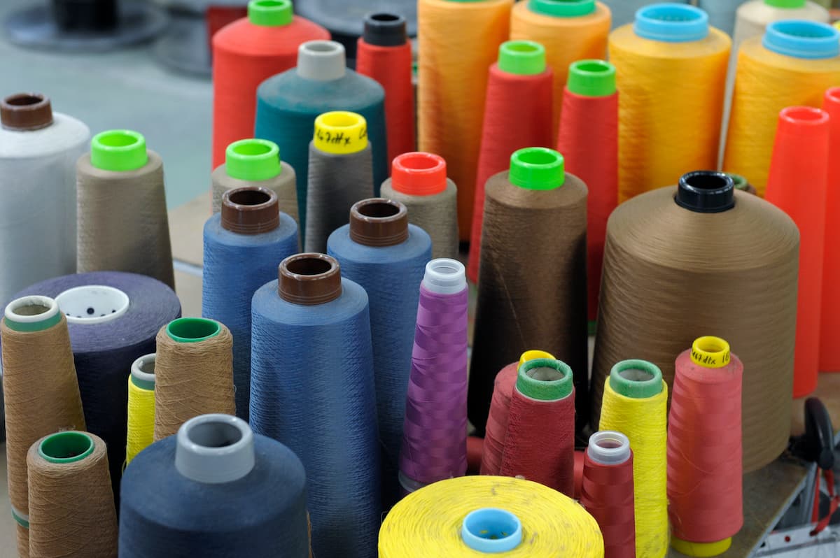 Garnspulen zum Flechten unserer Kordeln