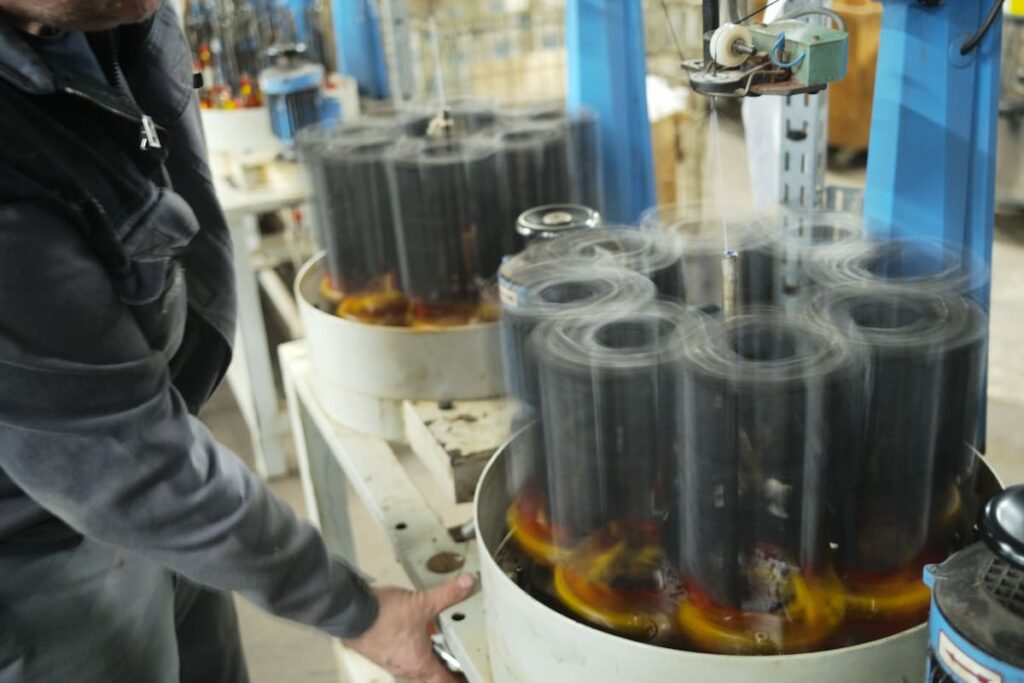 Gros plan sur une tresseuse en cours de production