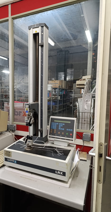 Machine permettant de tester la résistance des tresses et cordons
