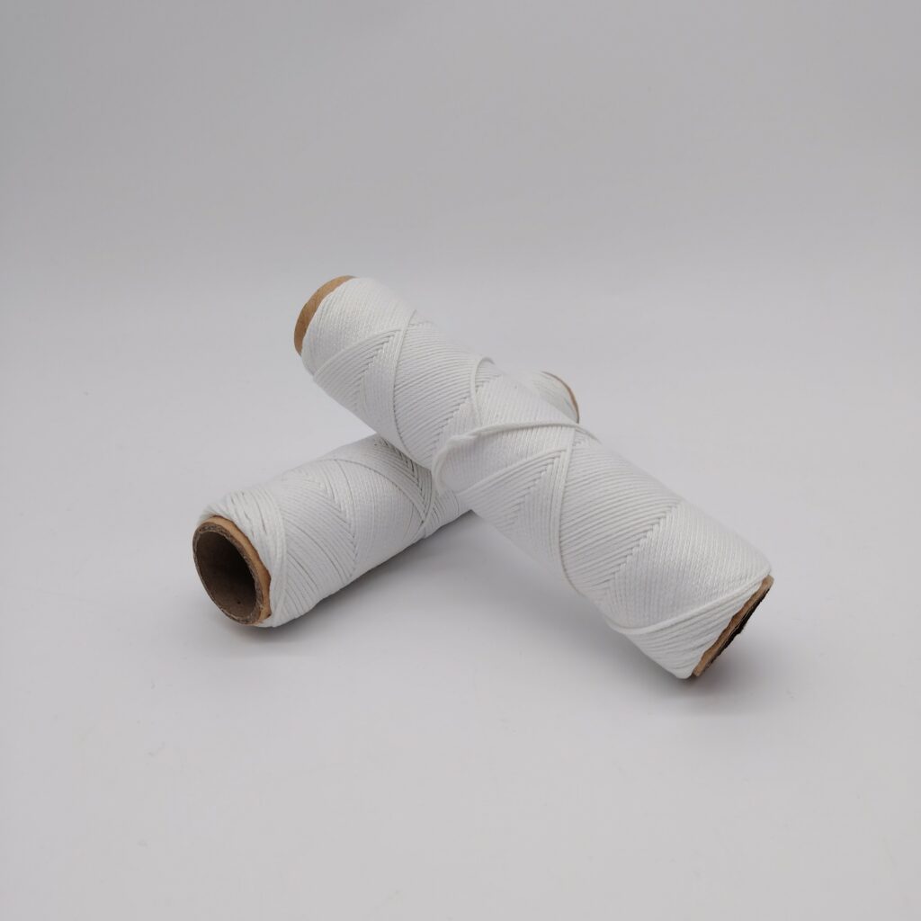 Un beau fil de couture, plucheux, effet coton mais en polyester fibre courte pour la couture de vos souliers, mocassin et Richelieu