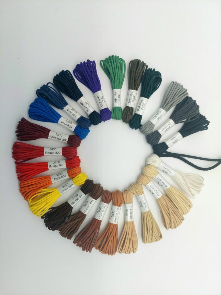 Gamme de couleurs des fils en polyester fibre ou polyester coton de Sigier capelle pour l'assemble tige, semelle